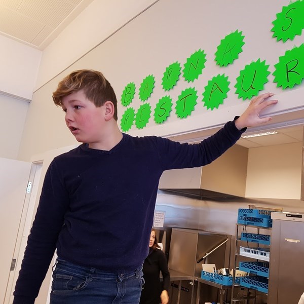 VMB0117 Barnas resturant_hovedbilde skilt.jpg