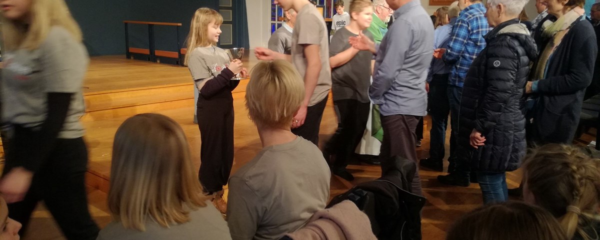 VMB0120 Nattverd barn som deler ut.jpg
