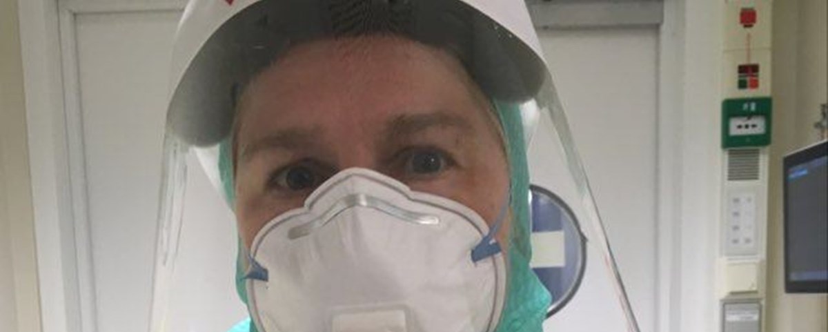 VMB0121 - Det siste året har vist oss hva som er viktig - Elin Mari Skorstad - på vei inn til pasienten ferdig påkledd.jpg