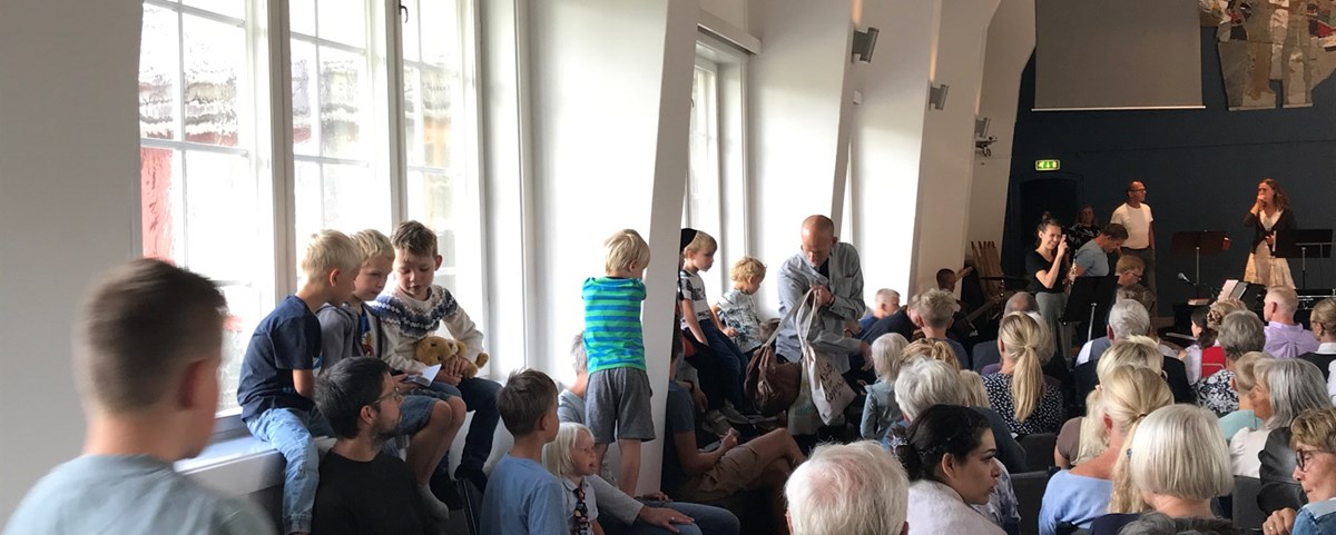 Like før gudstjenestestart en vanlig søndag. Barna er klare for søndagsskole når de har vært litt med på gudstjenesten først_.JPG